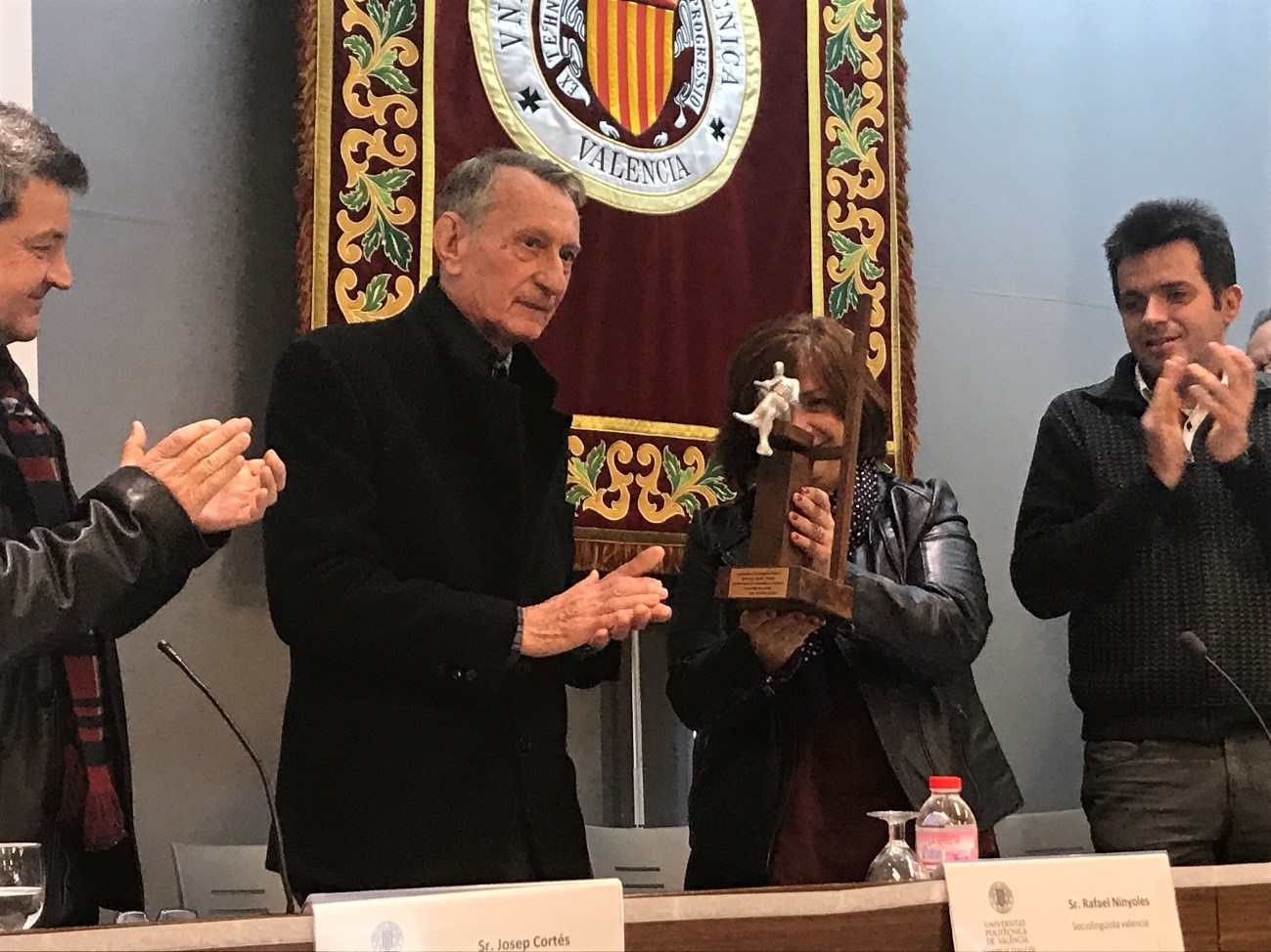 Rafael L. Ninyoles rep el reconeixement dels assistents a la XXIII Jornada de Sociolingüística d'Alcoi, el març de 2018 / Foto: EME